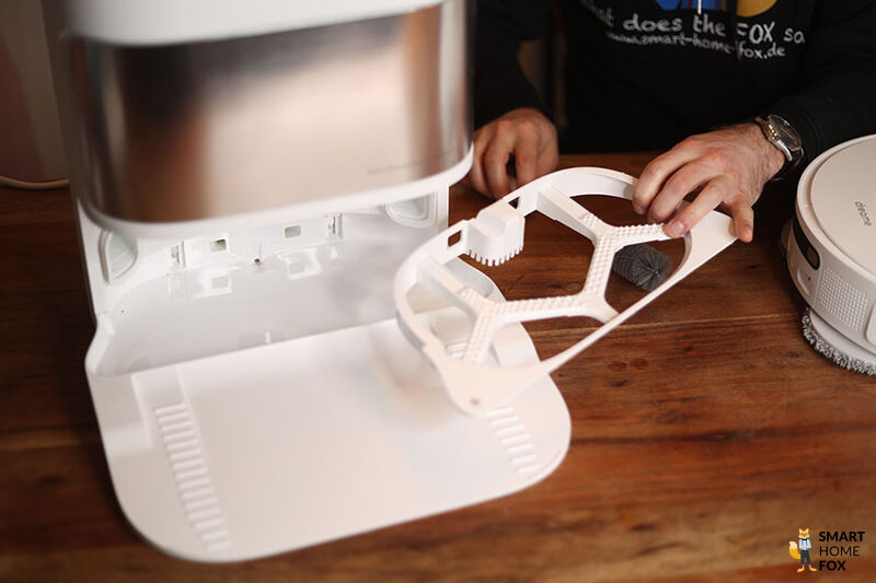 Die Noppenplatte der Dreame L10s Ultra Basisstation wird entnommen